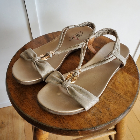 Lady Comfort Gold Sandals In Size 7.5 - Picture 3 of 5